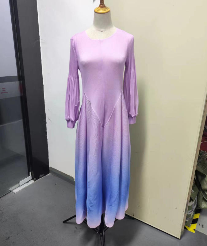 สีแดงม่วง