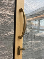 Puerta de Entrada de Primera Categoría con Construcción de Madera y Aleación de Aluminio, Revestimiento de Arce Americano y Diseño de Esquinas Redondeadas para Villa