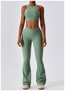 Ensemble de yoga deux pièces pour <span class=keywords><strong>femme</strong></span> avec logo personnalisé, comprenant un crop top de sport à dos évidé et un pantalon de survêtement évasé à coupe en V et jambes larges, idéal pour la gym, le fitness et l'entraînement. - Product Image 2