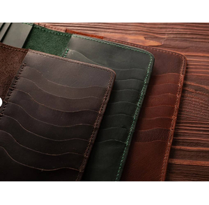 Couverture de passeport de luxe en cuir véritable fait à la main avec fermeture à deux volets de porte-cartes Protection RFID Design élégant et unique - Product Image 4