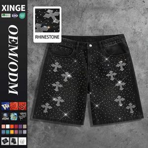 Pantalones Cortos de Running para Hombre Estilo Vintage Urbano con Gráfico de Cruz Personalizado y Estampado de Diamantes de Imitación, Pantalones Cortos de Mezclilla Desgastados con Lavado Ácido para Verano - Product Image 1