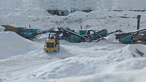 Planta de Trituración de Cono Eléctrica Diésel de 344KW SP300CTD para Estación de Trituración Móvil - Product Image 3