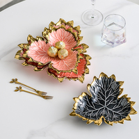 Assiette de service créative et unique en céramique, forme feuille d'érable, bordure dorée, pour salade, fruits, desserts, décoration d'intérieur