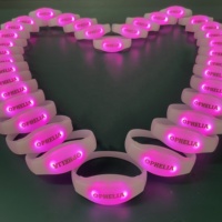 Bracelet lumineux LED programmable Longstargift avec éclairage RVB, télécommande sans fil longue portée 800 m, pour concerts, festivals, spectacles sur scène
