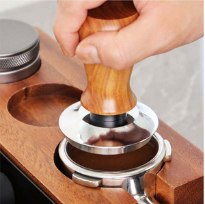 Tamper à café classique réutilisable en acier inoxydable avec manche en bois massif et ressort à pression constante, compatible avec 51/53/58 mm - Product Image 4