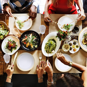 <span class=keywords><strong>Vajilla</strong></span> desechable de lujo de 60 unidades, platos de cena de plástico con bordes dorados y plateados reutilizables para bodas, eventos de catering - Product Image 5