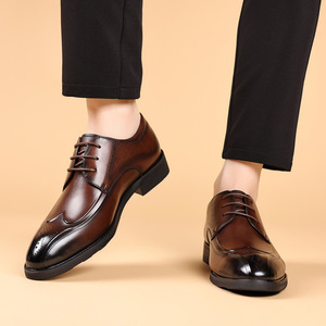 Chaussures en cuir de style nouveau. Chaussures rétro gravées en cuir véritable pour hommes. Chaussures habillées formelles pour hommes de style anglais. Chaussures de bureau. - Product Image 3