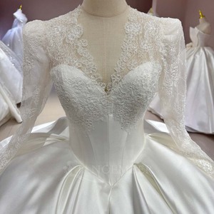 DW0189 Vestido de Novia Moderno con Cola de Capilla, Escote en V, Espalda con Cordones, Satén, con Flores y Cristales - Product Image 6