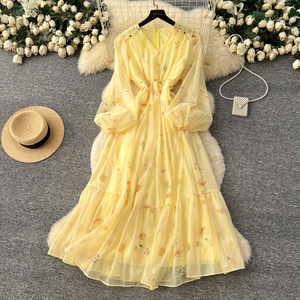 Boutique Großhandel 2026 Herbst Neues Modisches Französisches V-Ausschnitt Kleid mit Laternenärmeln und Hoher Taille Schlankmachendes Bedrucktes Damenkleid - Product Image 4