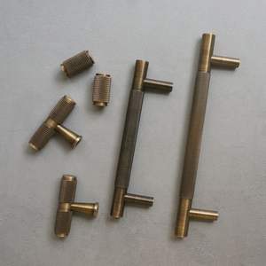 มือจับประตูตู้เสื้อผ้าแบบเรียบหรู ทำจากทองเหลืองบรอนซ์ขัดลาย - Product Image 2