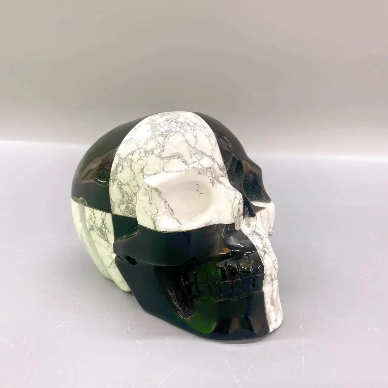 Großhandel natürliche Rock Howlite schwarz Obsidian Quarz Kristalls chädel schnitzen für Fengshui Dekoration