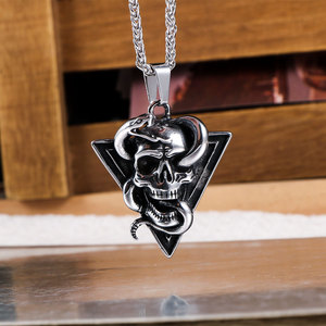 Collar con Colgante de Calavera y Serpiente de Acero Inoxidable para Hombre, Diseño Triangular, Uso Diario SP1112 - Product Image 3