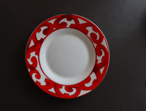 Oferta Especial: Juego de Vajilla de Porcelana Fina para Restaurante Occidental con Taza de Café y Platillo con Patrón de Hierro Forjado Rojo, y Plato Decorativo para Modelos de Habitaciones - Product Image 6