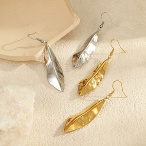 ต่างหูสแตนเลสสตีลหรูหราสไตล์ยุโรปอเมริกัน ดีไซน์ขนนกสุดอินเทรนด์ ไม่ซ้ำใคร ขายดี พร้อมตะขอเกี่ยวหูแบบเบา เหมาะสำหรับเป็นของขวัญ - Product Image 2