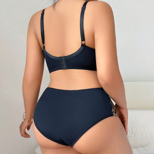 Ensemble de lingerie grande taille avec dentelle, soutien-gorge sans armatures et culotte en dentelle florale - Product Image 4