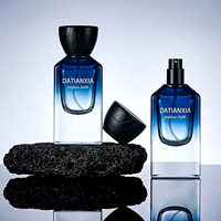 Flacon de parfum carré 30ml 50ml 100ml en verre avec bouchon en bois noir et logo estampé or