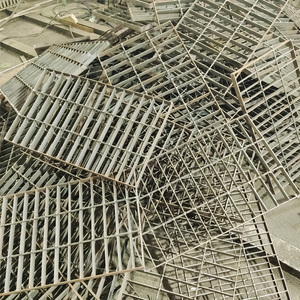 Dayanıklı Korozyon Önleyici Galvanizli Çelik Izgara Drenaj Izgarası, Yürüyüş Yolu Drenaj Sistemi Endüstriyel İnşaat Kullanımı için - Product Image 5