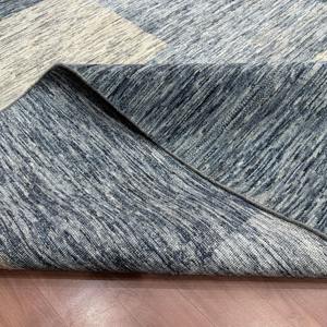 Tapis persan géométrique moderne en laine et soie noué à la main 8x10 pieds, bleu ardoise, gris, pour salon, avec envers en jute – Collection Rug Store - Product Image 4