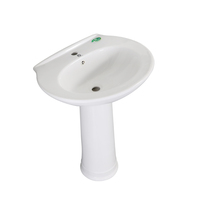 Ensemble WC deux pièces en céramique à poser au sol avec chasse d'eau, sanitaires en porcelaine, toilettes et lavabo sur colonne