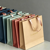 Sac fourre-tout de luxe personnalisé en carton blanc, papier haute résistance, capacité de charge stable pour l'emballage de cosmétiques, de cadeaux et de parfums