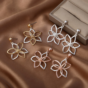Venta al por mayor último diseño de moda Popular Vintage Premium flores <span class=keywords><strong>estambre</strong></span> pendientes de aleación para las mujeres - Product Image 1