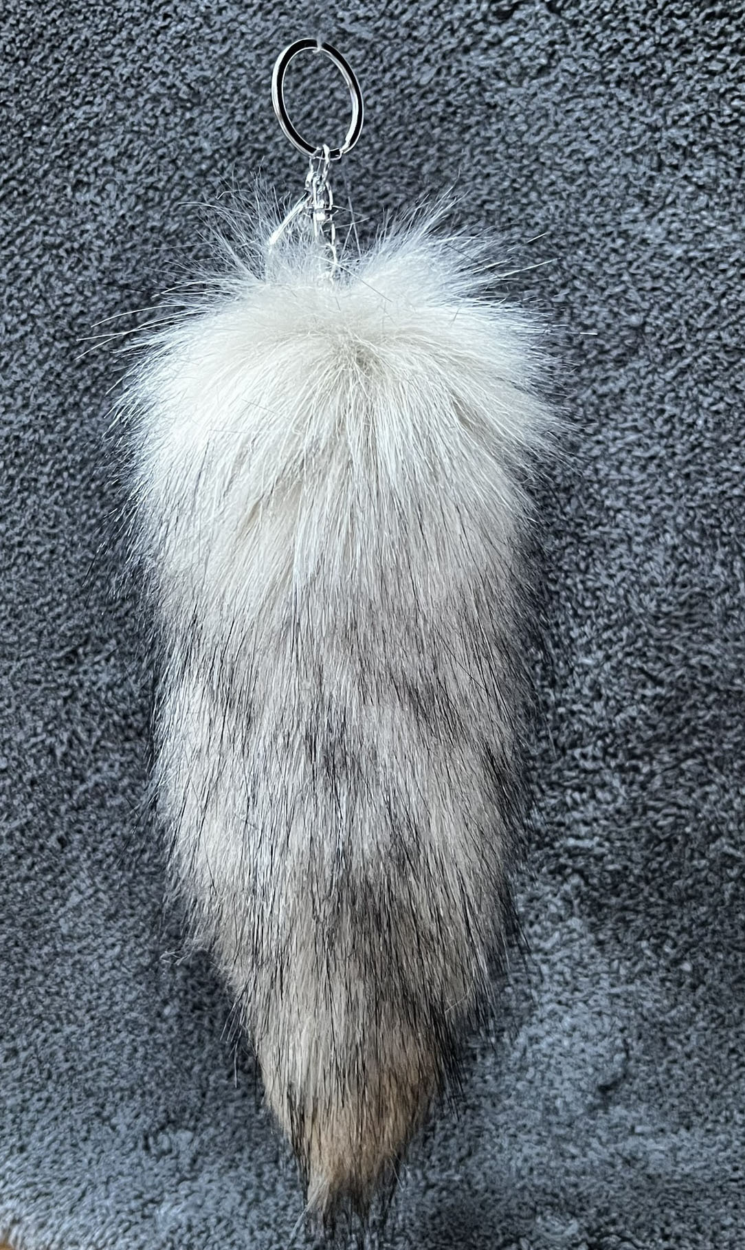 Cheveux gris foncé longueur 25 cm