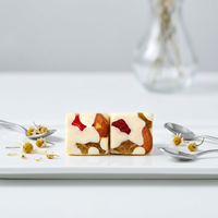 Mélange de noix, d'amandes et de raisins secs au chocolat blanc, collation artisanale avec canneberges, friandise décontractée