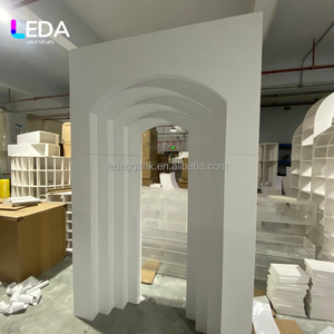 Arco Decorativo LEDA Personalizable para Bodas, Diseño Simple y Clásico en Acrílico Blanco con Ondas, Fondo de PVC para Eventos y Escenarios - Product Image 6