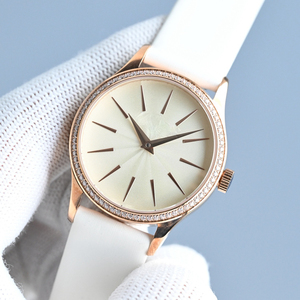 Montre de haute qualité sur mesure avec verre saphir, lunette sertie de diamants, bracelet en cuir, délicate et compacte, idéale pour le quotidien - Product Image 2