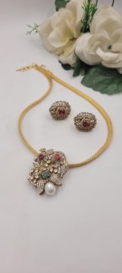 Ensemble de bijoux plaqué or de luxe comprenant un collier et des boucles d'oreilles pendantes assorties, ornées de diamants américains blancs et de pierres rouges. - Product Image 4