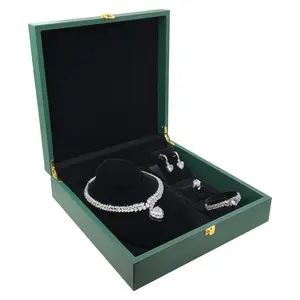 奢华定制标志绿色PU皮革封面木制珠宝戒指耳环项链大套装包装盒带金属铰链锁