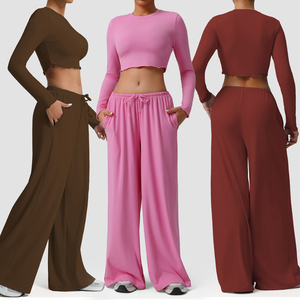 Top e pantaloni sportivi sportivi da donna a figura intera sono adatti per lo Yoga e le attività quotidiane. Arrivano in un Set di due pezzi. - Product Image 1