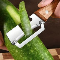 Multifunctionele handmatige groenteschiller met houten handvat en roestvrijstalen mes voor aardappelen, fruit en groenten (winterse oogst)