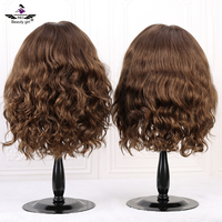 Perruque luxueuse en cheveux humains russes brun foncé non teints, avec base légère et respirante, effet naturel de la ligne des cheveux, et dessus en dentelle.