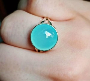 Bague en calcédoine bleue naturelle, bague de promesse ronde en argent sterling 925 faite à la main, bijoux pierre de naissance Sagittaire pour femmes - Product Image 1