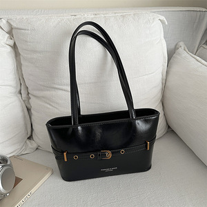Bolsa de Couro PU Preta com Alça Superior e Detalhe de Fivela, Formato Quadrado Estruturado para Uso Diário - Product Image 3