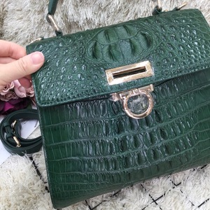Sac à main à rabat pour femme en cuir d'alligator 100% avec bandoulière amovible et style classique, durable pour un usage quotidien - Product Image 4