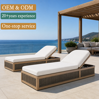 Chaise longue d'extérieur résistante aux intempéries avec cadre arrondi en teck et aluminium, coussin profond en rotin PE, mobilier pour hôtel et complexe hôtelier