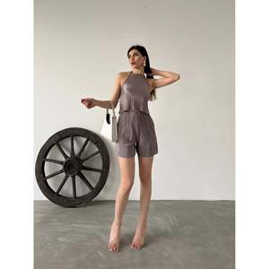 Elegante conjunto de dos piezas para mujer con cuello halter y pliegues, vestido verde sin mangas y falda, conjunto de moda para uso casual. - Product Image 2