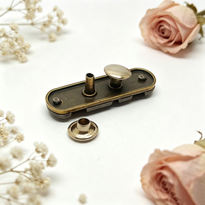 Accessoires vestimentaires en gros : Étiquettes métalliques bicolores en alliage de zinc, badges à rivets personnalisés en relief pour jeans et vêtements décontractés - Product Image 3