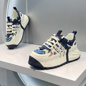 Zapatos deportivos casuales de estilo urbano con parches de cuero y tela, elegantes y discretos con diseño elástico. Zapatos de hombre modernos y a la moda. - Product Image 3