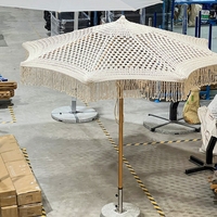 Parasol de patio moderne de luxe en aluminium, tressé à la main avec des franges en corde, macramé et crochet, fait sur mesure pour hôtel, cour et restaurant