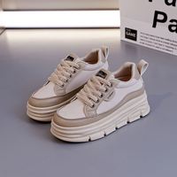 Baskets compensées blanches respirantes en maille pour femme, légères, à semelle épaisse et amortissante, idéales pour la marche en extérieur