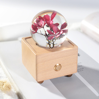Großhandels preis Tragbares Geschenk Drahtlose Spieluhr Harz Kristall kugel trockene Blumen im Nachtlicht Holzbox Lautsprecher Licht