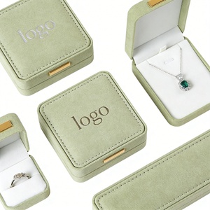 Boîte d'emballage de bijoux élégante en velours vert sauge avec logo personnalisé pour boucles d'oreilles et colliers |   Doublure en daim de qualité supérieure avec décoration métallique - Product Image 2