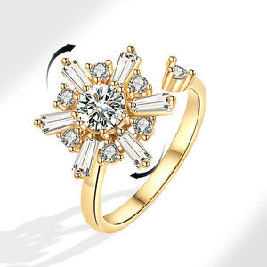 Anillos giratorios de copo de nieve con circonitas pavé, chapados en oro sobre cobre, para mujer, resistentes al deslustre, anillos antiestrés, joyería para la ansiedad - Product Image 1