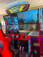 Grand simulateur de course dynamique à quatre écrans pour salle d'arcade, machine de course connectée pour deux joueurs