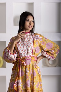 ชุดเดรสผ้าฝ้ายพิมพ์ลายสีขาวและสีมัสตาร์ดสำหรับผู้หญิง พร้อมปกเสื้อระบาย เข็มขัดแยกต่างหาก และชายกระโปรงบาน สำหรับสวมใส่ลำลองอย่างมีสไตล์ - Product Image 4