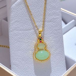 Collana corta con ciondolo a forma di zucca verde, regalo retrò da donna per tutti i giorni - Product Image 4