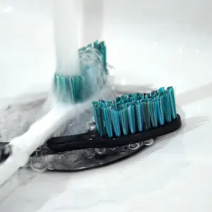 制造商批发深层清洁中号柔软彩色刷毛牙刷，带便携包
